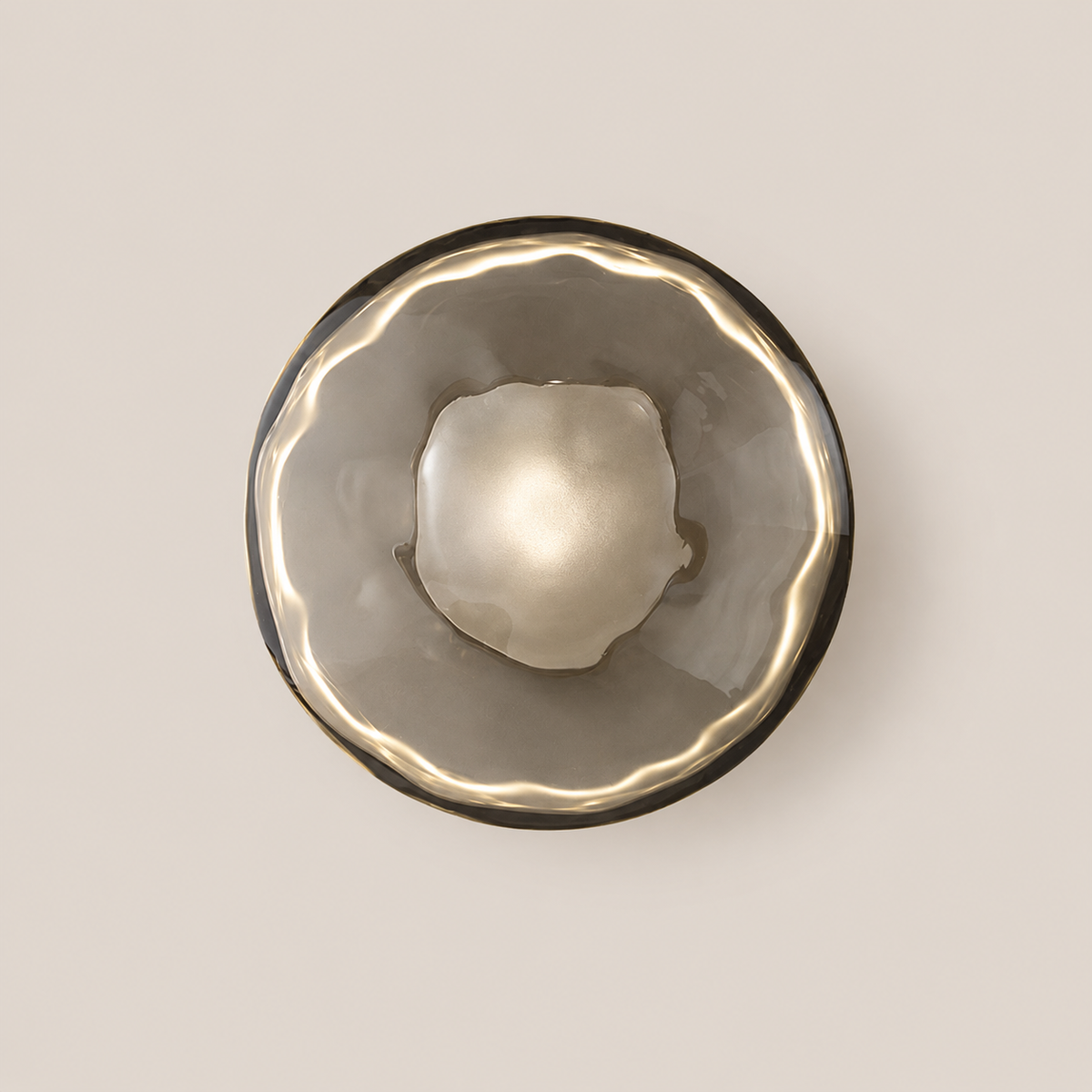 Compacte Wandlamp Met Geribbeld Glas En Sfeervolle Lichtverspreiding