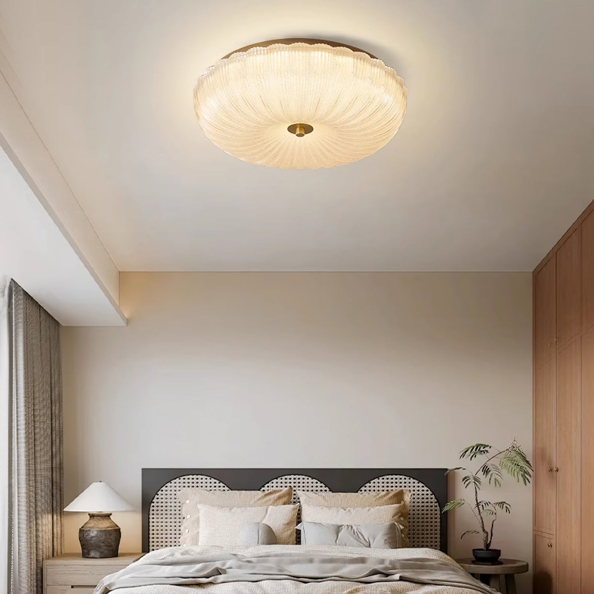 Plafondlamp Met Geribbeld Glazen Kap En Metalen Behuizing