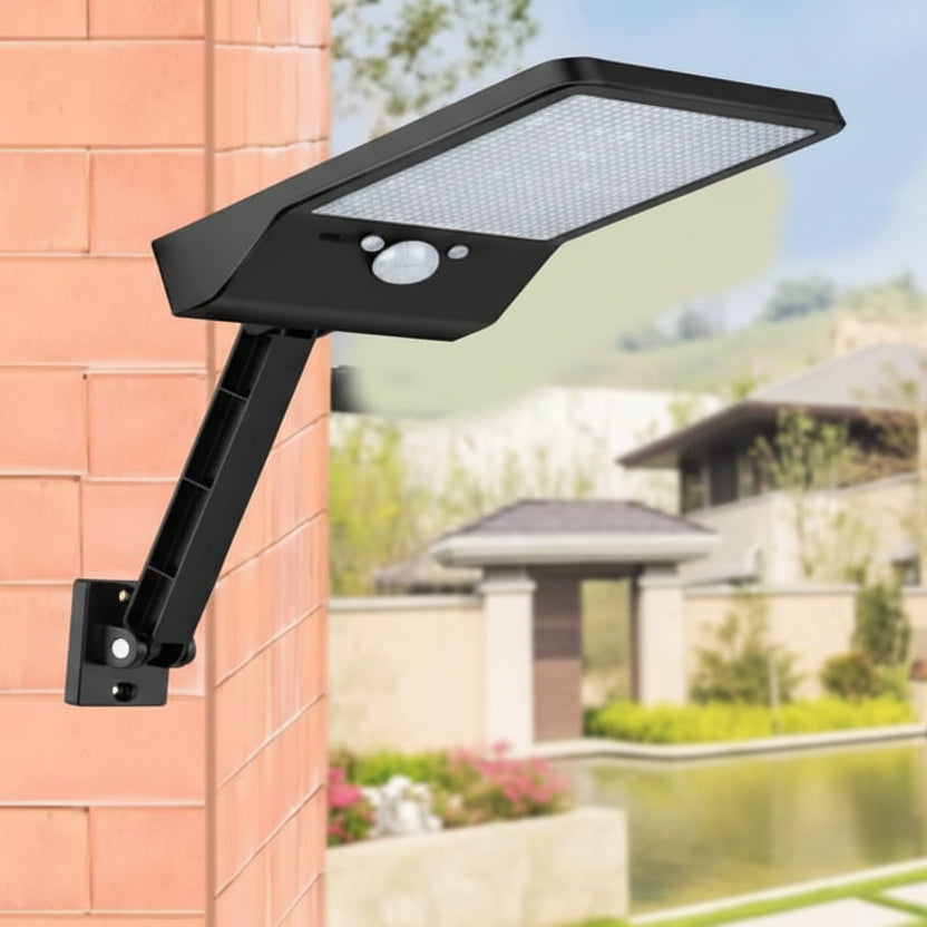 LumiGuard solar spotlight - LED outdoor light with motion sensor & remote control