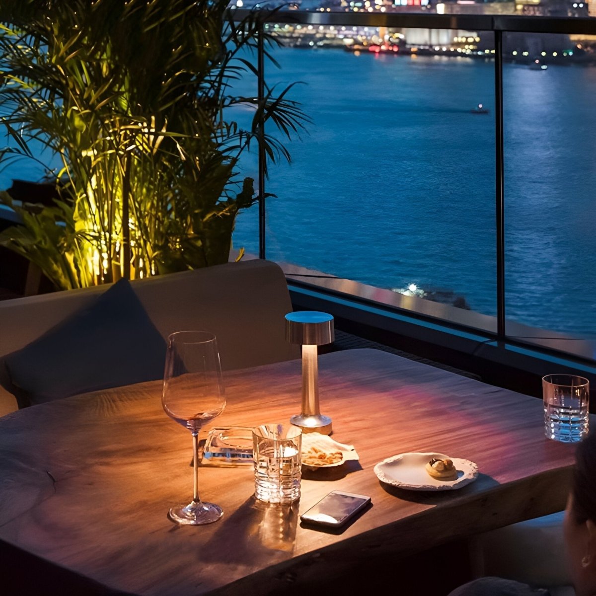 LUMIQI – LED Table Lamp with Qi Wireless Charging Function for Indoor and Outdoor Use
