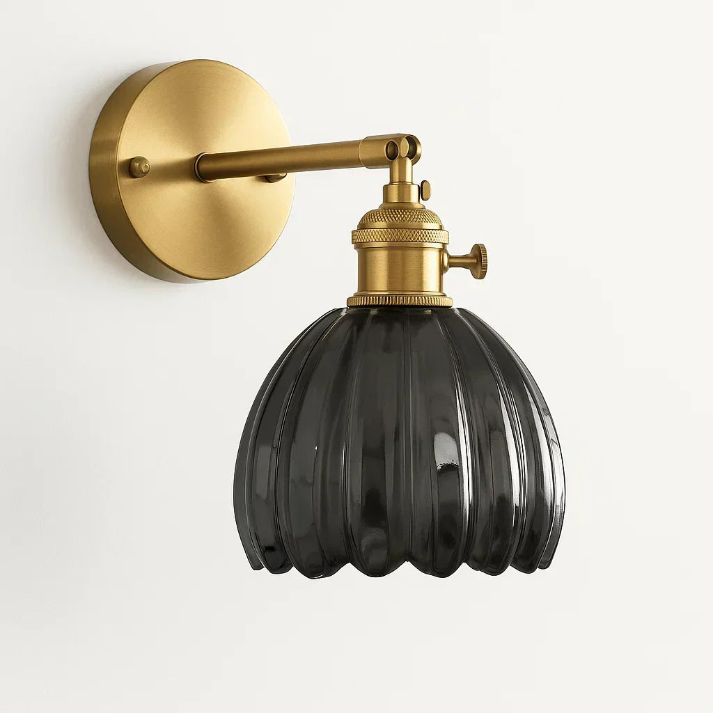 Vintage Wandlamp met Geribbelde Glazen Kap voor Sfeervolle Verlichting