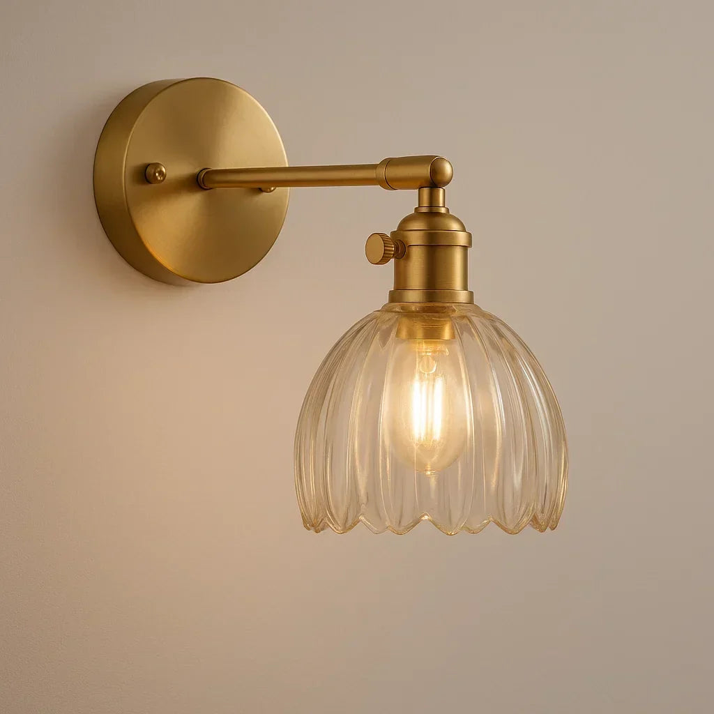 Vintage Wandlamp met Geribbelde Glazen Kap voor Sfeervolle Verlichting
