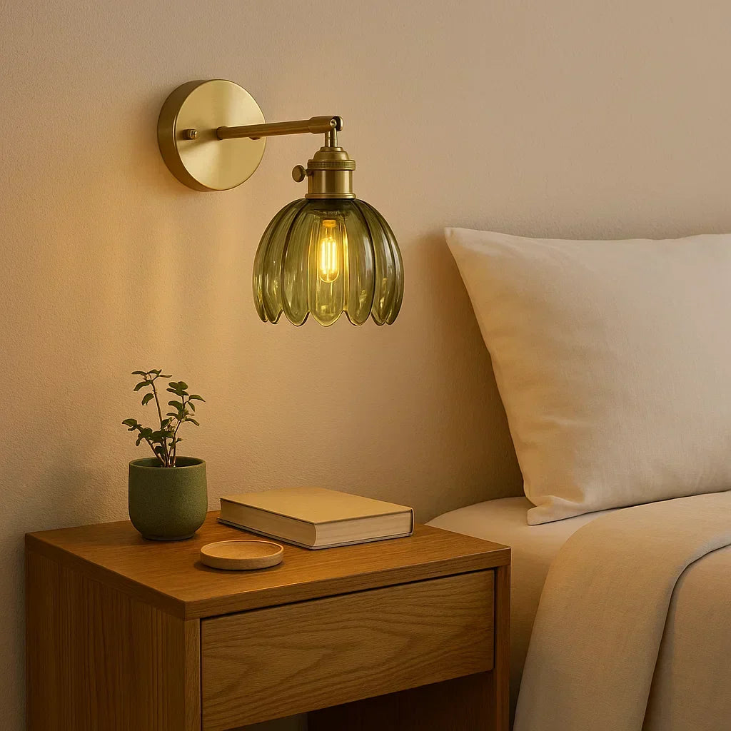 Vintage Wandlamp met Geribbelde Glazen Kap voor Sfeervolle Verlichting