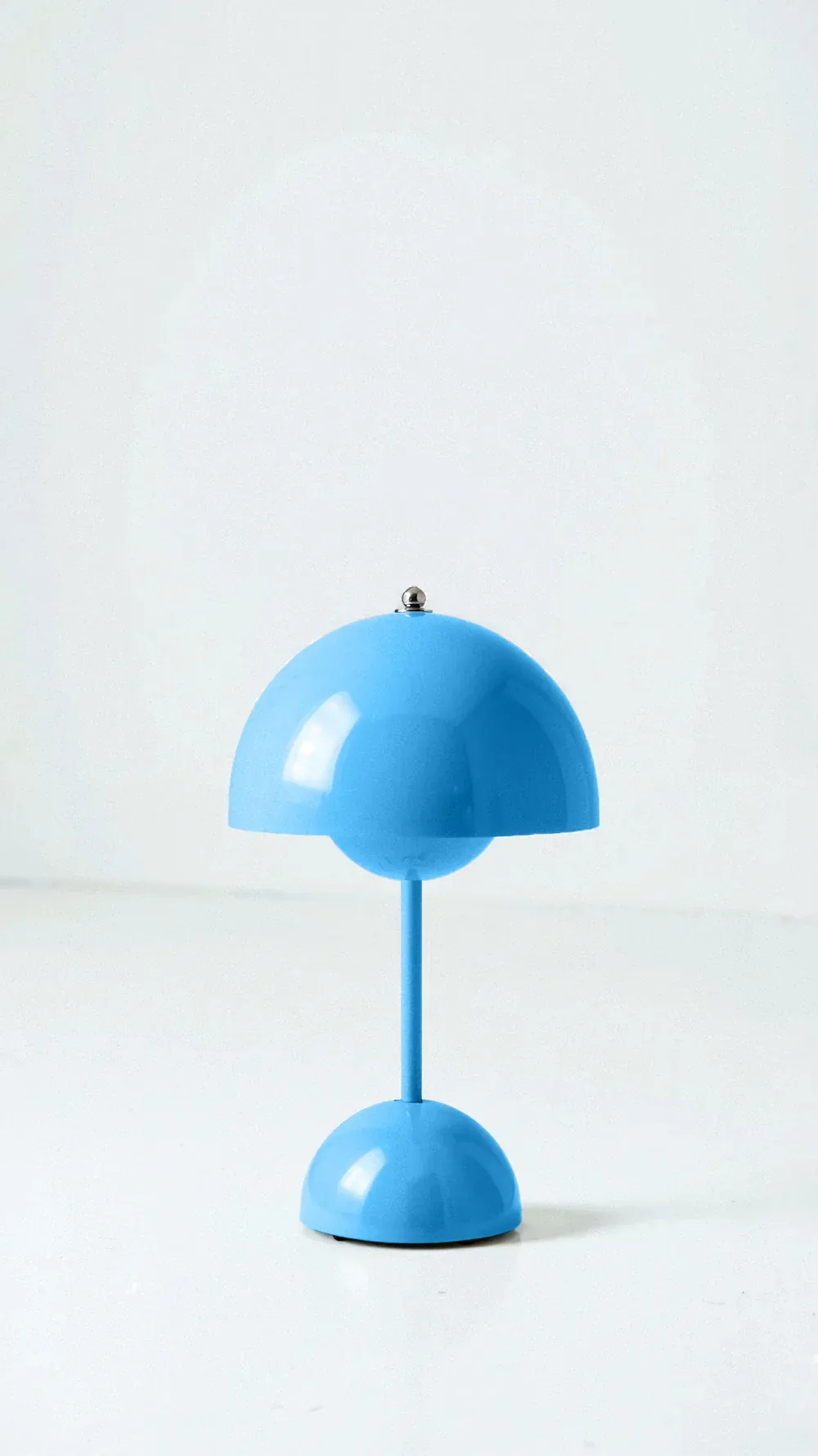 Minimalist Wireless LED Table Lamp