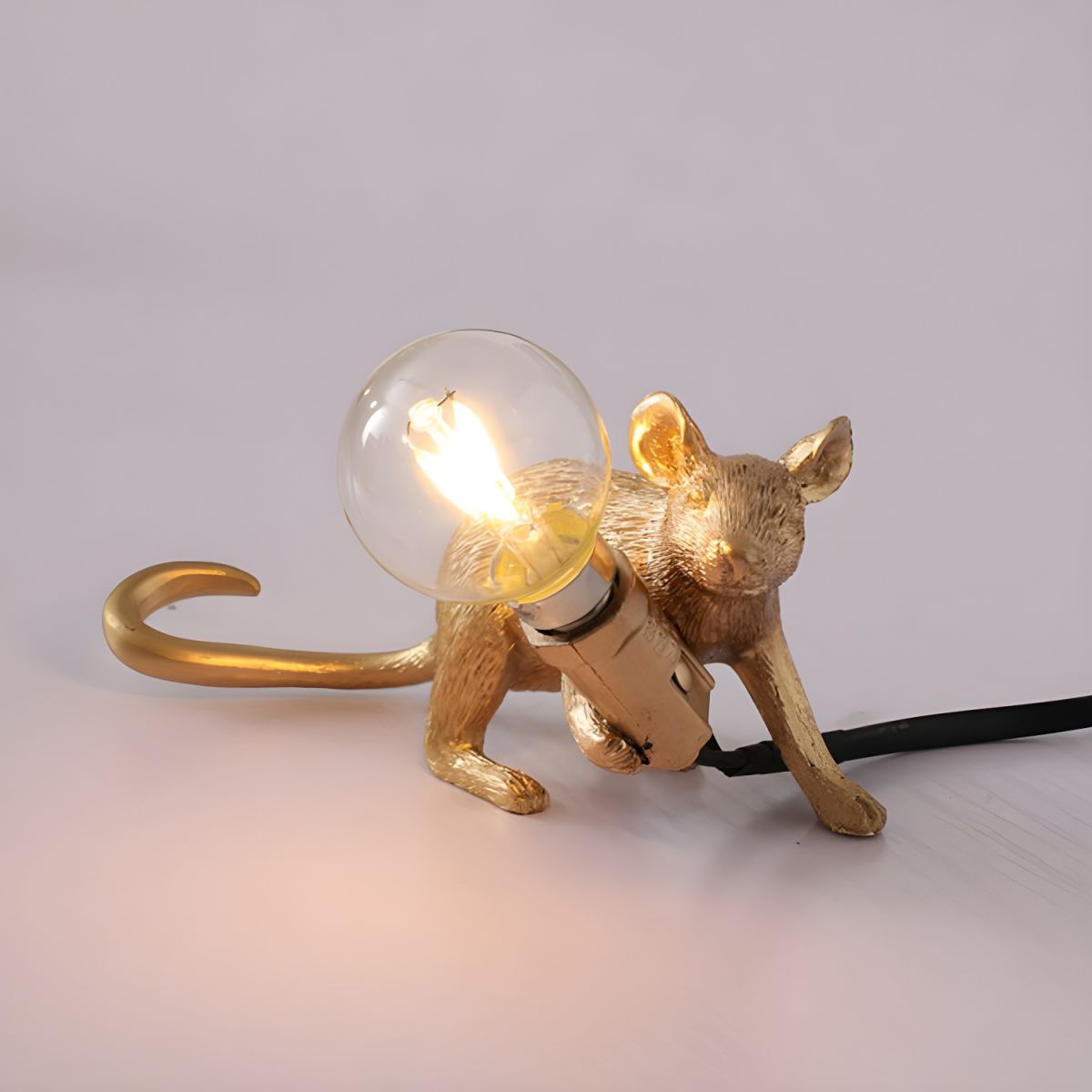 Tafellamp met Gouden Muis van Hars in Scandinavische Stijl