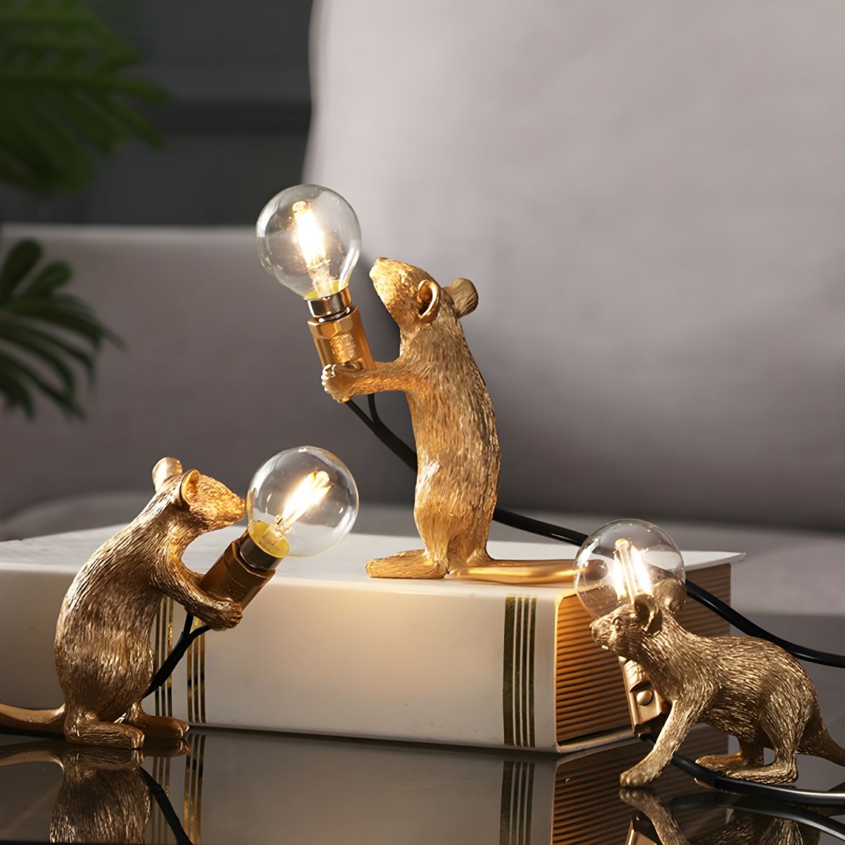 Tafellamp met Gouden Muis van Hars in Scandinavische Stijl