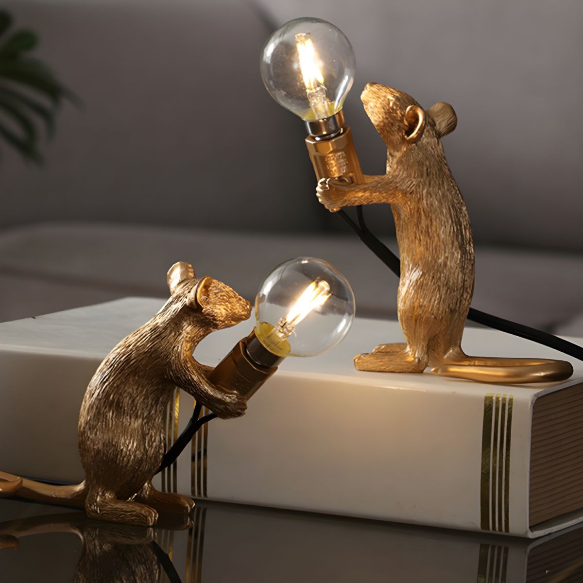 Tafellamp met Gouden Muis van Hars in Scandinavische Stijl