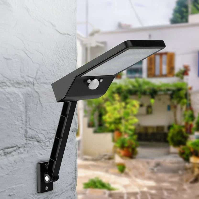 LumiGuard solar spotlight - LED outdoor light with motion sensor & remote control