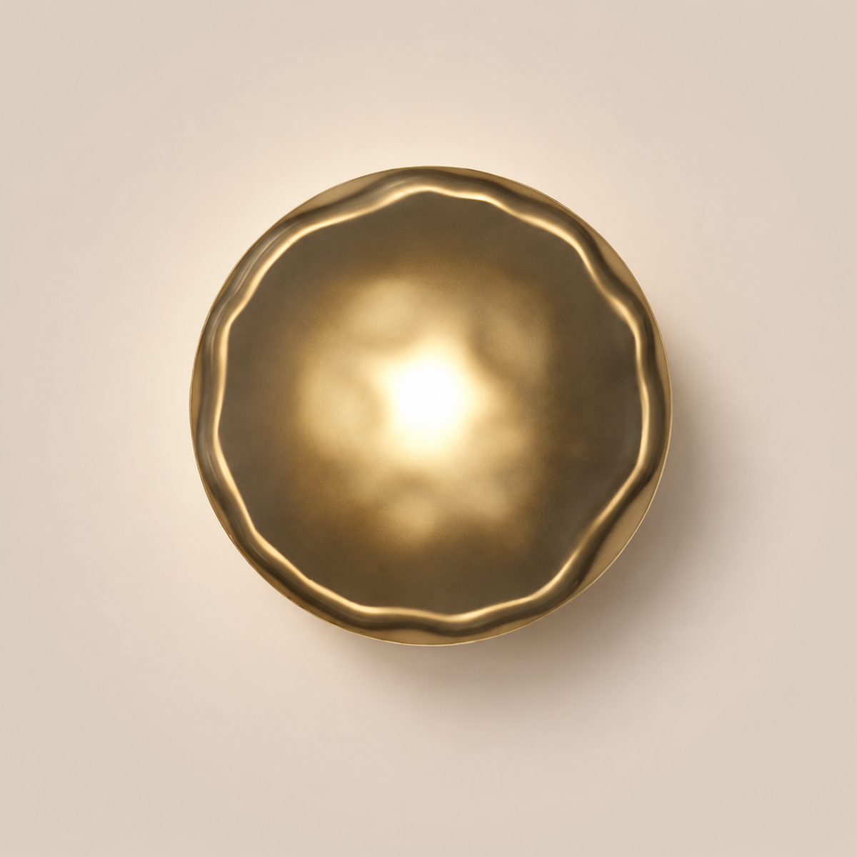 Compacte Wandlamp Met Geribbeld Glas En Sfeervolle Lichtverspreiding