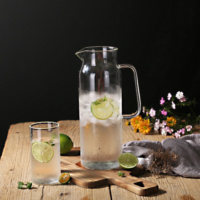 Glazen Waterkan Met Minimalistisch Ontwerp En Warm Moderne Uitstraling