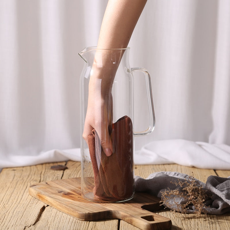 Glazen Waterkan Met Minimalistisch Ontwerp En Warm Moderne Uitstraling