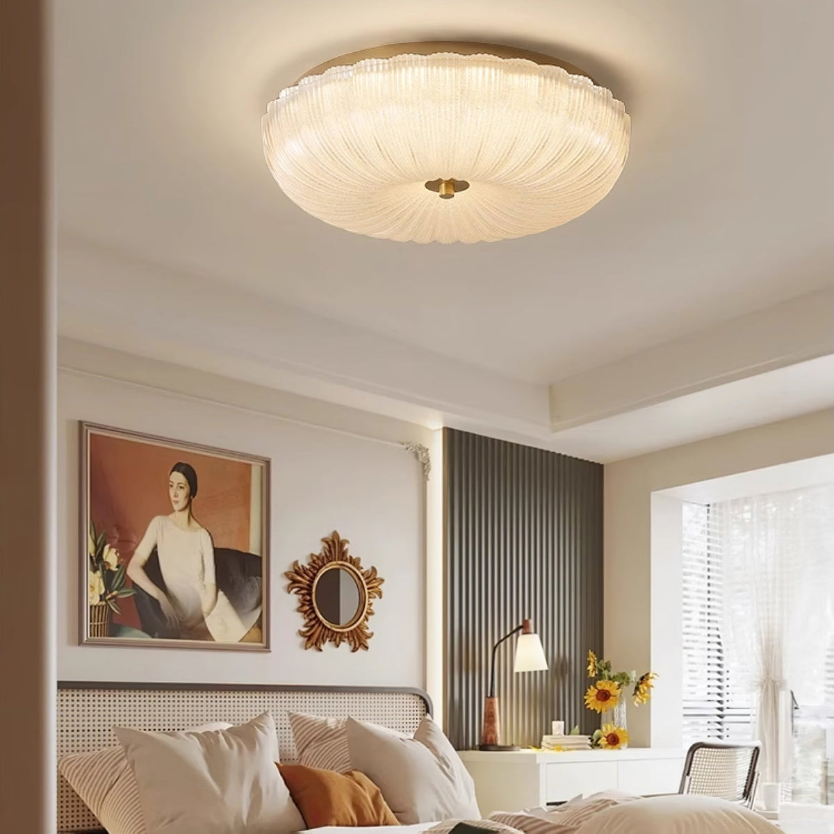 Plafondlamp Met Geribbeld Glazen Kap En Metalen Behuizing