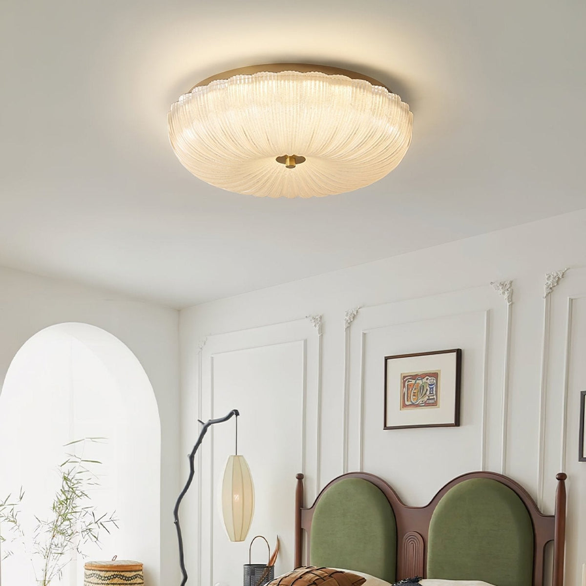 Plafondlamp Met Geribbeld Glazen Kap En Metalen Behuizing