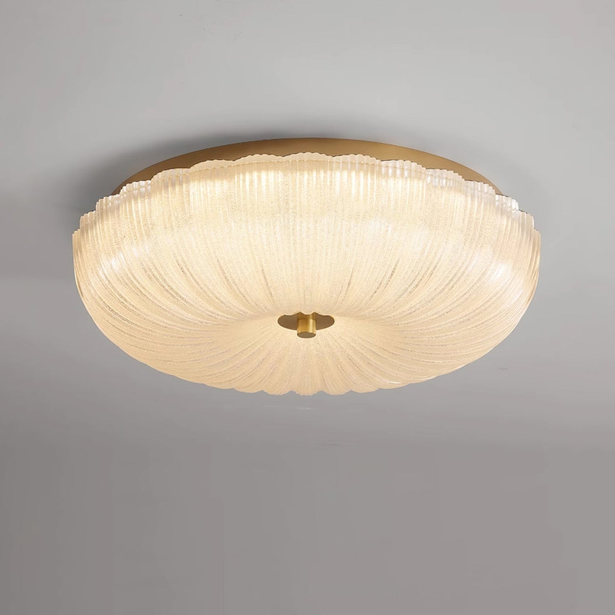 Plafondlamp Met Geribbeld Glazen Kap En Metalen Behuizing