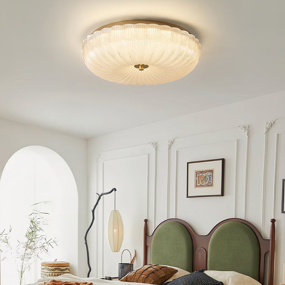 Plafondlamp Met Geribbeld Glazen Kap En Metalen Behuizing