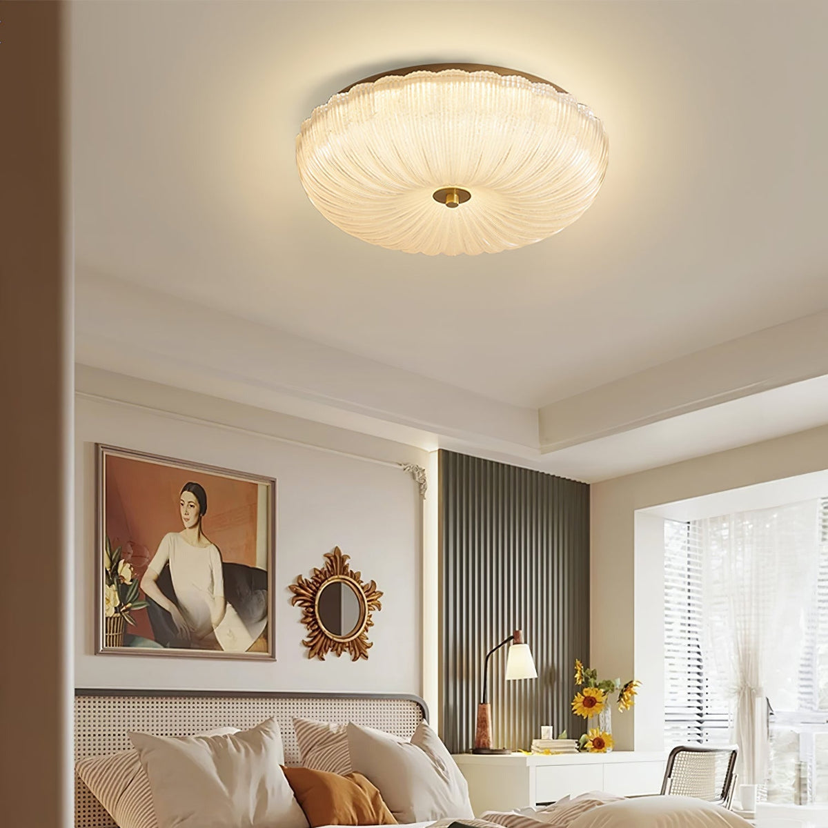 Plafondlamp Met Geribbeld Glazen Kap En Metalen Behuizing
