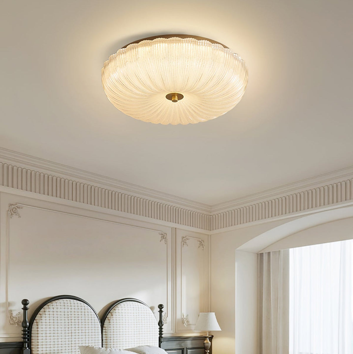 Plafondlamp Met Geribbeld Glazen Kap En Metalen Behuizing