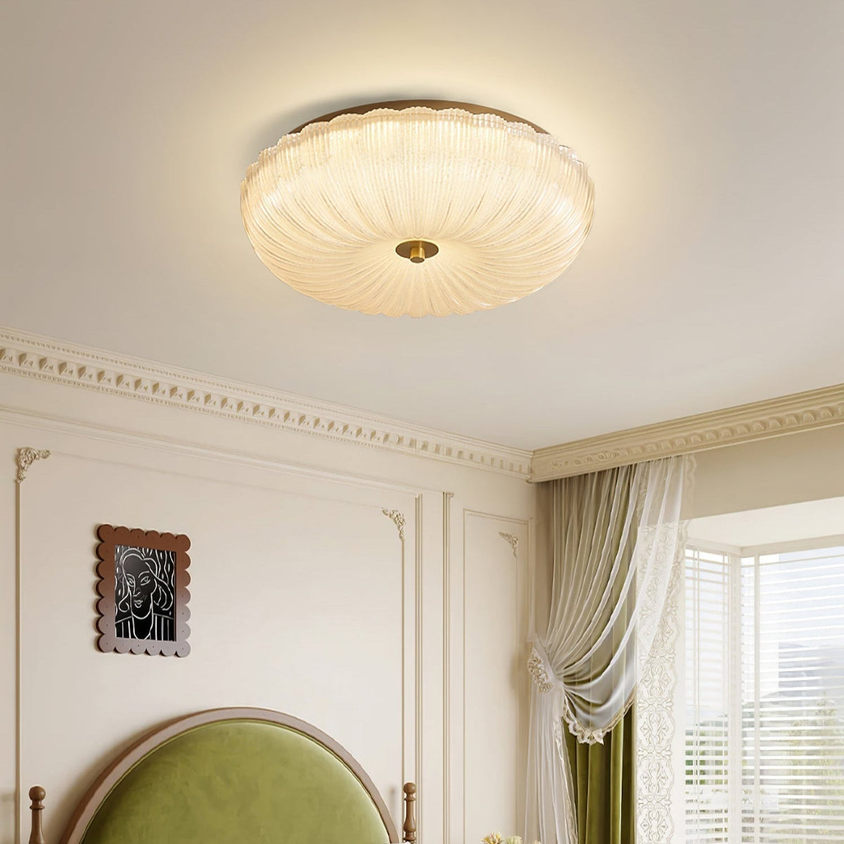 Plafondlamp Met Geribbeld Glazen Kap En Metalen Behuizing