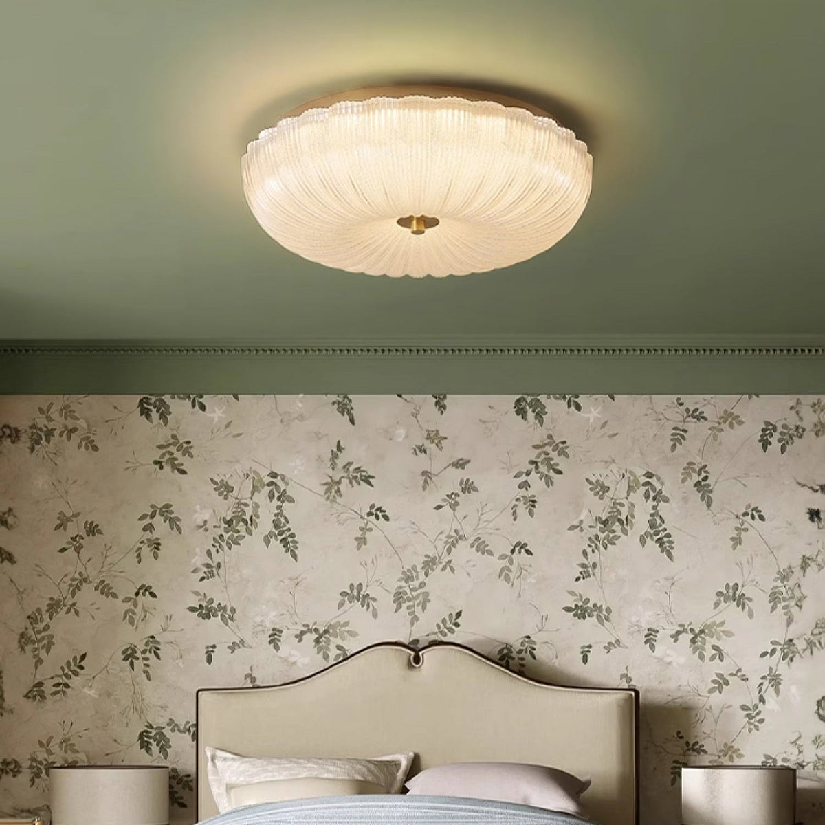 Plafondlamp Met Geribbeld Glazen Kap En Metalen Behuizing