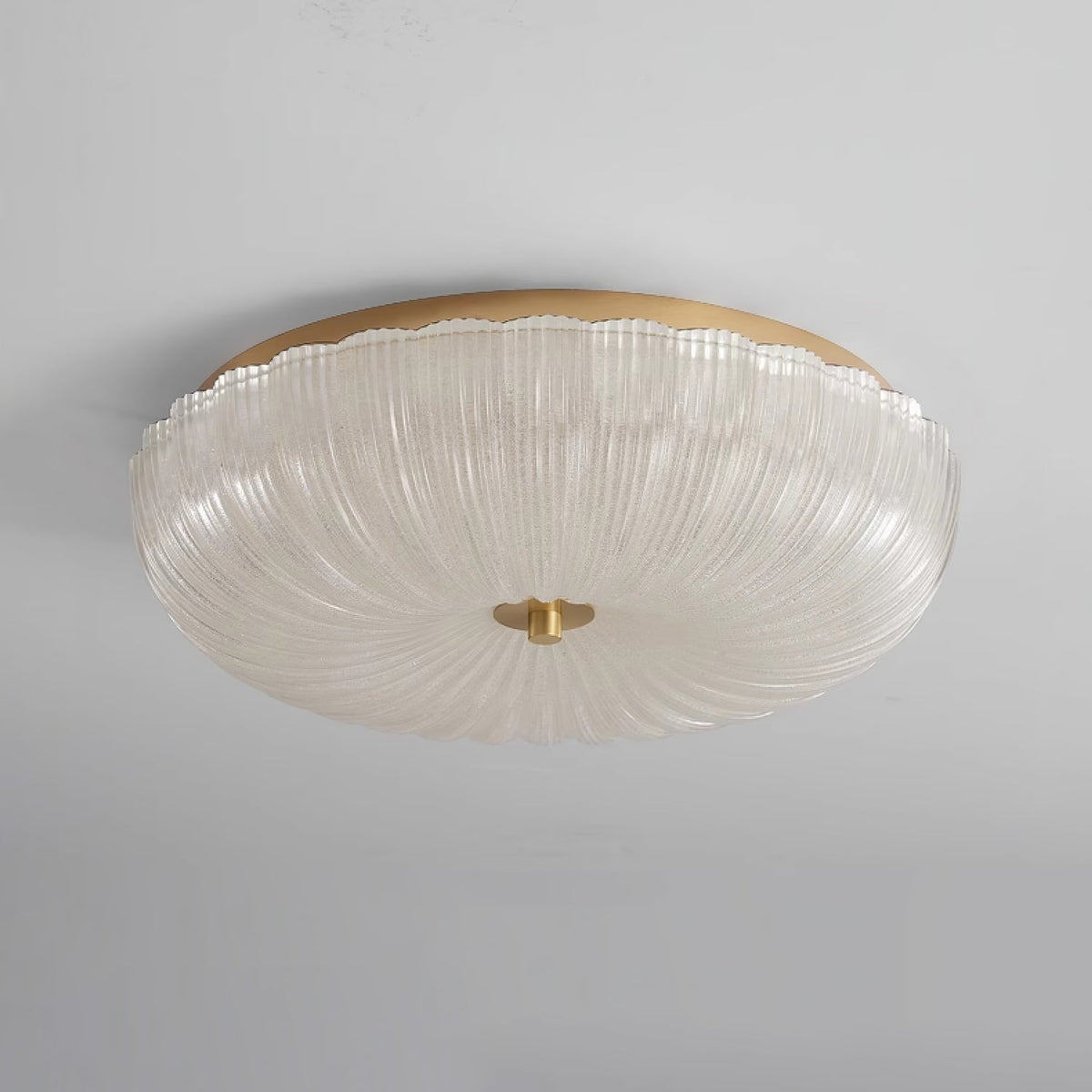 Plafondlamp Met Geribbeld Glazen Kap En Metalen Behuizing