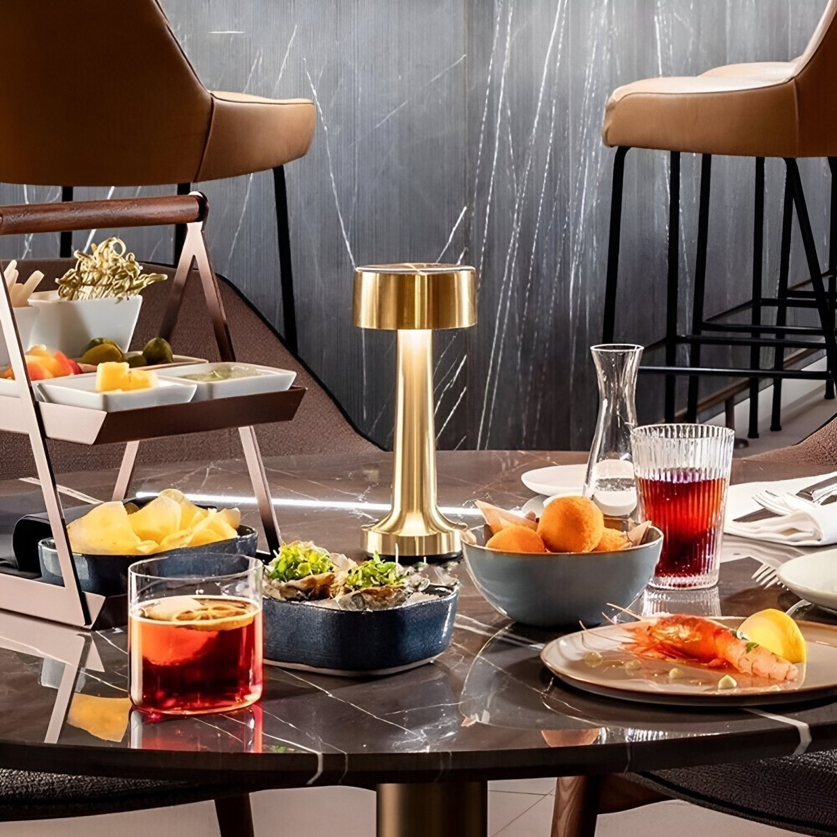 LUMIQI – LED Table Lamp with Qi Wireless Charging Function for Indoor and Outdoor Use