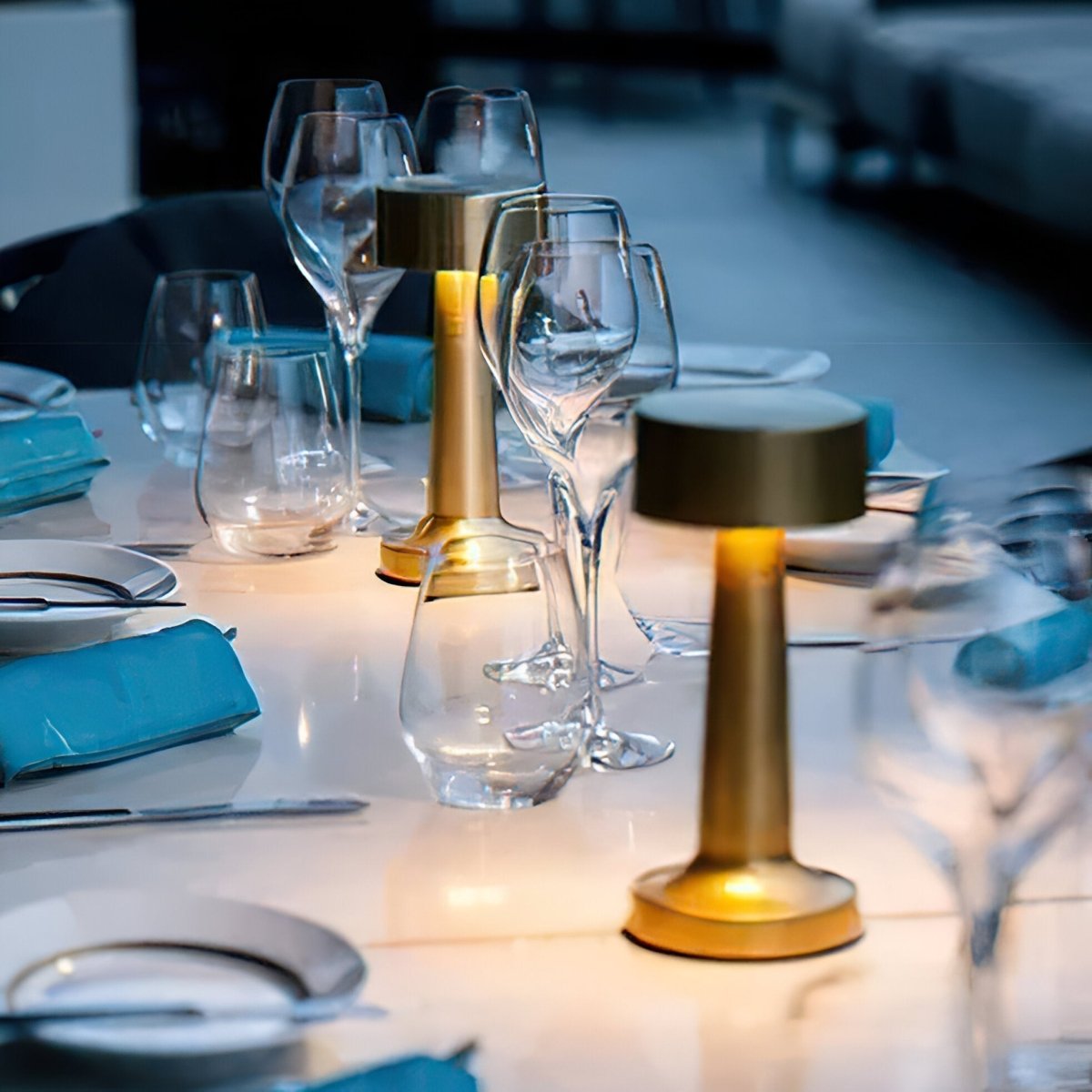 LUMIQI – LED Table Lamp with Qi Wireless Charging Function for Indoor and Outdoor Use