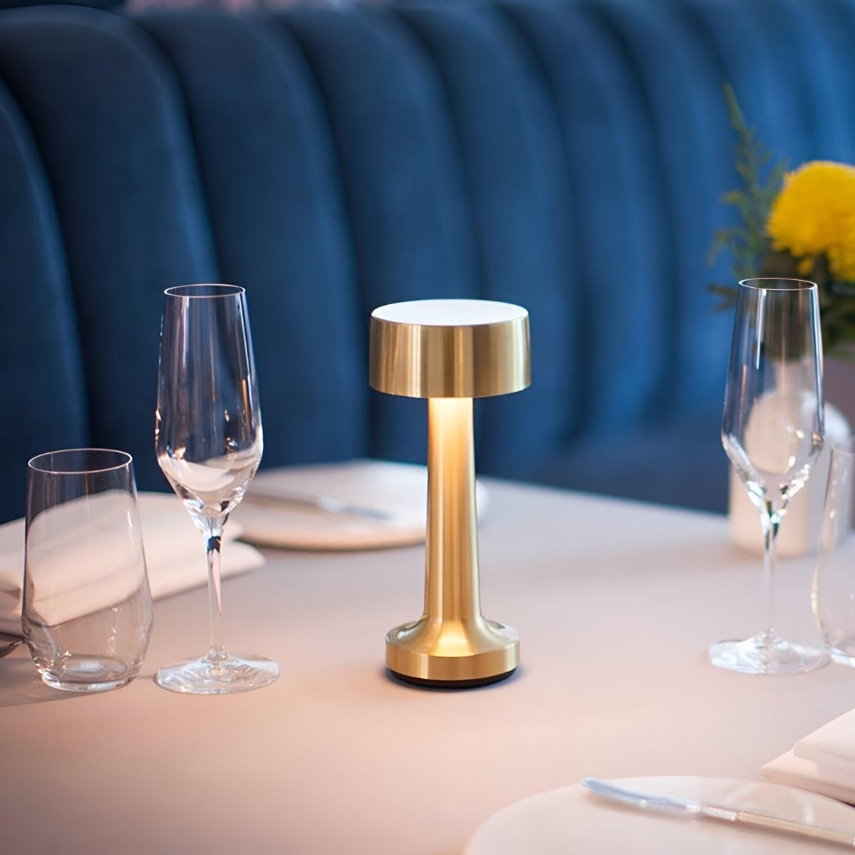LUMIQI – LED Table Lamp with Qi Wireless Charging Function for Indoor and Outdoor Use
