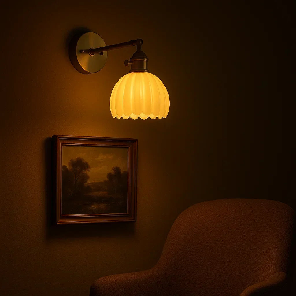 Vintage Wandlamp met Geribbelde Glazen Kap voor Sfeervolle Verlichting