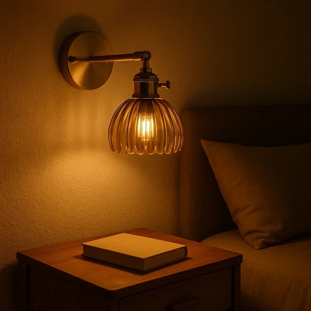 Vintage Wandlamp met Geribbelde Glazen Kap voor Sfeervolle Verlichting