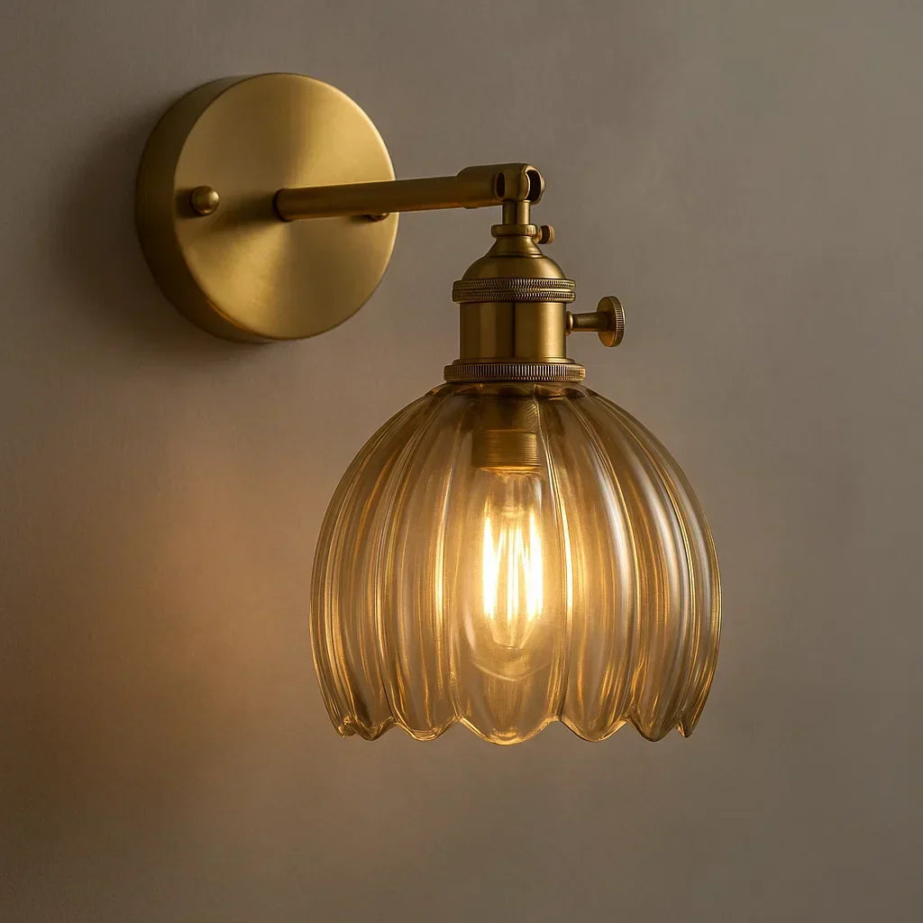 Vintage Wandlamp met Geribbelde Glazen Kap voor Sfeervolle Verlichting