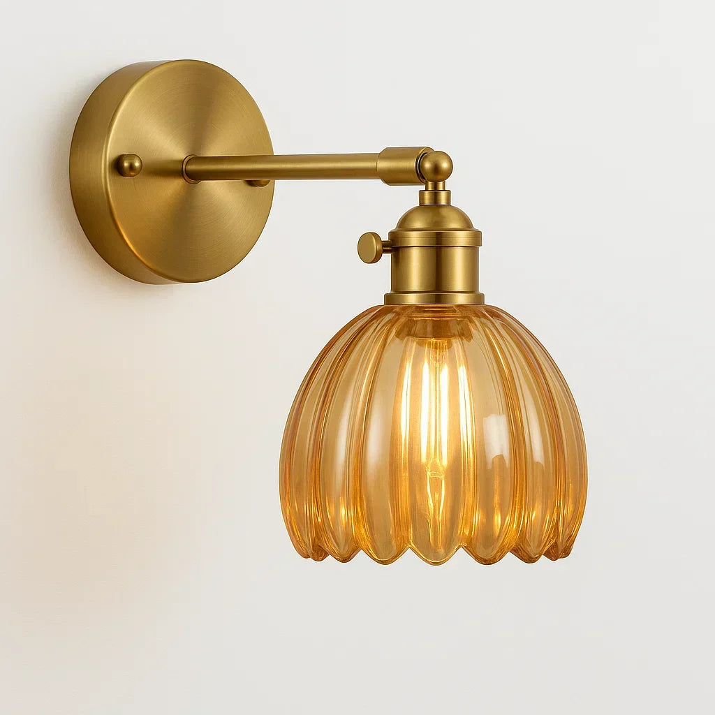 Vintage Wandlamp met Geribbelde Glazen Kap voor Sfeervolle Verlichting